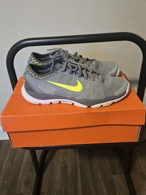 Nike Gray and Neon Yellow Accent Running Shoes Woman Size 8 **